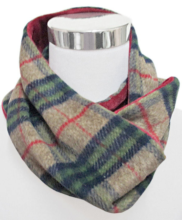 BUFANDA CUELLO CUADROS TARTAN TOSTADO Y VERDE FORRO POLAR ROJO