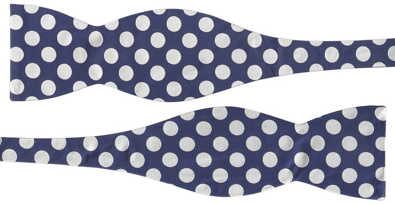 pajarita sin anudar seda azul marino lunares blancos